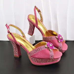 Eleganti sandali fucsia con plateau con tacco a blocco in strass e fiori di cristallo