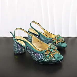 Elegante smaragdgrüne Satin-Sandalen mit Blockabsatz, bunten Strasssteinen und Kristallen
