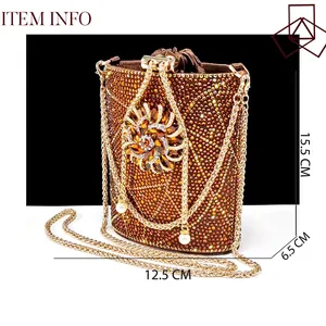 Exquisito bolso cubo de noche de strass marrón con cadena dorada y detalles de perlas