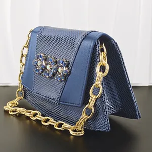 Elegante borsa da sera a mezzaluna blu navy con motivo a serpente e catena dorata