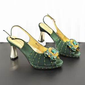 Smaragdgrüne High Heels mit offener Zehenpartie und Kristallschnalle