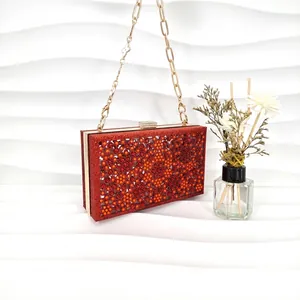 Pochette de soirée élégante rouge avec strass et chaîne dorée