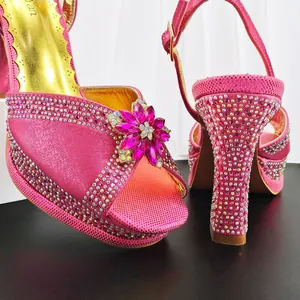 Sandali con tacco alto rosa con strass scintillanti e fiore di cristallo