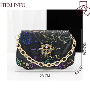Sac à main coloré vibrant avec motif craquelé, boucle en strass et chaîne dorée
