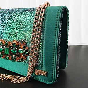 Luxuriöse smaragdgrüne Abendtasche aus Satin mit Strassschnalle und goldener Kette