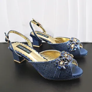 Eleganti sandali con tacco alto da donna in pelle di serpente blu con fiori di cristallo blu