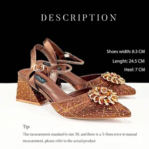 Elegantes tacones de punta bronce con flor de pedrería y un tacón ancho de 7 cm.
