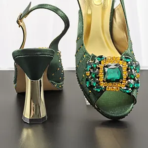 Elegante dunkelgrüne Satinsandalen mit Smaragd-Strassschnalle und goldenem Blockabsatz.