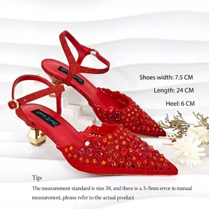 Escarpins de luxe rouges élégants avec strass et petits talons pour les soirées de gala