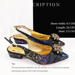 Escarpins à bouts pointus et talons carrés avec motifs colorés et boucles cristal