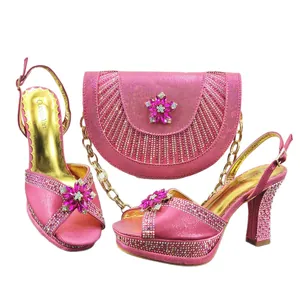 Sandali con tacco alto in strass rosa e pochette da sera a mezza luna coordinata