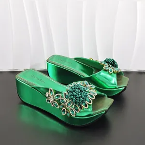 Elegante grüne Metallic-Plateau-Sandalen mit Juwelenblumen für festliche Anlässe