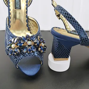 Eleganti sandali blu con tacco alto in pelle di serpente e decoro fiori di cristallo