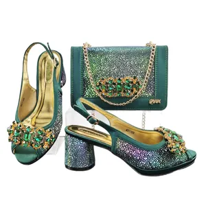 Elegante grüne Satin-Pumps mit Blockabsatz und passender Strass-Abendtasche im Set