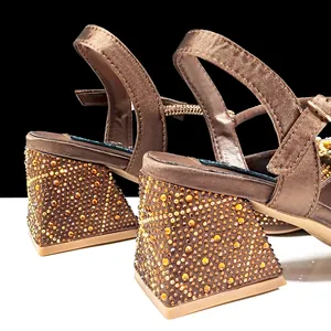 Sandalias de raso marrón con tacón grueso y pedrería brillante para bodas elegantes