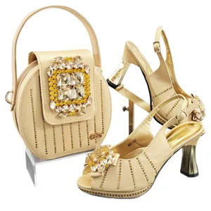 Champagnerfarbene High Heels mit Peeptoe und passende runde Handtasche mit Strass-Schnallen