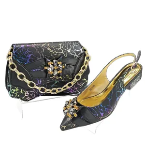 Ensemble chaussures à petits talons pointus et sac à main avec strass au motif arc-en-ciel