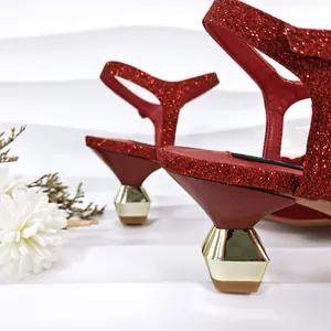 Escarpins de soirée pailletés rouges avec talon géométrique doré unique