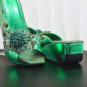 Elegante grüne Metallic-Plateau-Sandalen mit luxuriösen Strass- und Blumendetails.