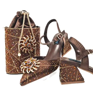 Elegante conjunto de tacones altos con diamantes y bolso de noche marrón para boda