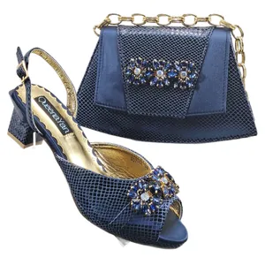 Elegante set di sandali con tacco in pelle di serpente blu e borsa da sera coordinata
