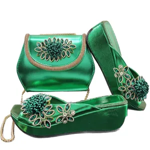 Elegante metallicgrüne High Heel Pantoletten und passende Clutch mit Kristallblumen-Set