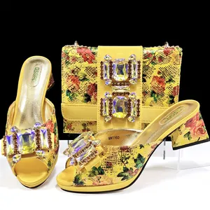 Gelbe Set aus Sandalen mit Blockabsatz und passender Tasche mit Schlangenmuster