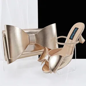 Elegantes champagnegoldenes Set aus Peeptoe-Heels und passender Clutch mit Schleife
