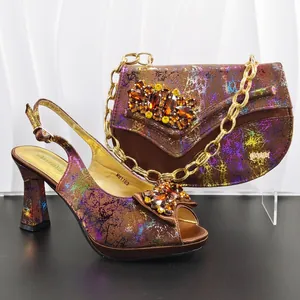 Vue détaillée de talons hauts à motif feu d'artifice et pochette de soirée assortie