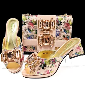 Elegantes Set aus floralen Schlangenhaut-Blockabsatzschuhen und passender Handtasche