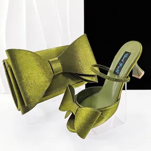 Elegantes Set aus olivgrünen Satin-Pumps mit Absatz und passender Schleifen-Clutch-Tasche