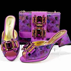 Lila Schlangenhautmuster Schuhe und passende Handtasche mit Kristallschnallen