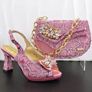 Sandales à talons hauts pailletées roses et pochette à strass assortie pour soirée.