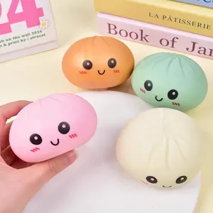 Nahaufnahme von vier bunten Baozi-Squishy-Spielzeugen mit süßen Emoji-Gesichtern zum Stressabbau