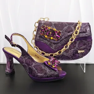 Ensemble élégant de sandales violettes à talons hauts et pochette de soirée assortie