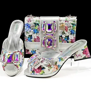 Detailansicht der silbernen Schlangenmuster-Blumenschuhe und passenden Handtasche