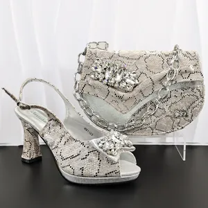 Détail d'escarpins champagne scintillants et d'une pochette de soirée assortie.