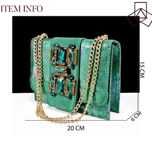 Luxuriöse grüne Schlangenhaut-Abendtasche mit smaragdgrünen Kristallen und Goldkette