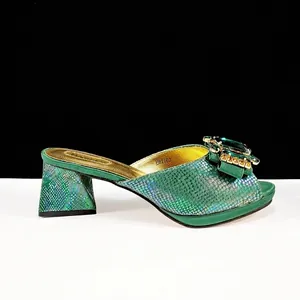Smaragdgrüne Sandalen mit Blockabsatz, Schlangenmuster und luxuriöser Strass-Schnalle