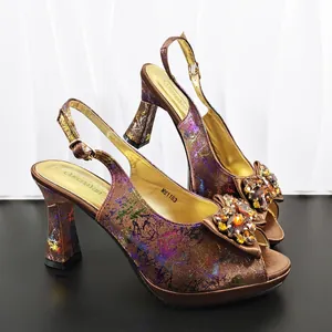 Sandales à talons hauts en bronze avec motif feu d'artifice et bijoux en strass