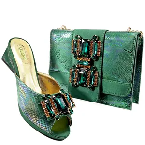 Smaragdgrünes Party-Set aus Schuhen und Tasche mit Schlangenmuster und Strasssteinen