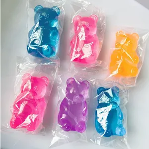 Seis coloridos juguetes antiestrés con forma de osito de goma envueltos individualmente en bolsas