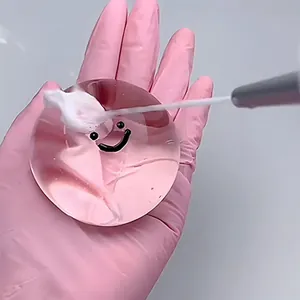 Détail d'un jouet squishy transparent en forme de bulle avec un smiley en train de gonfler.
