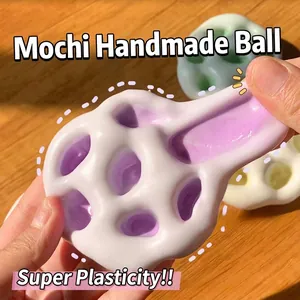 Hand die zachte paarse en witte DIY TPR squishy speelgoedbal uitrekt voor stress