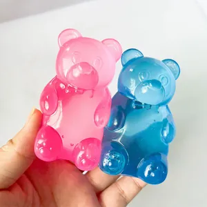 Primer plano detallado de juguetes blandos de ositos de goma rosa y azul para aliviar el estrés