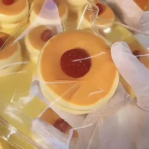 Vue détaillée d'un jouet sensoriel squishy en forme de soufflé à la fraise réaliste