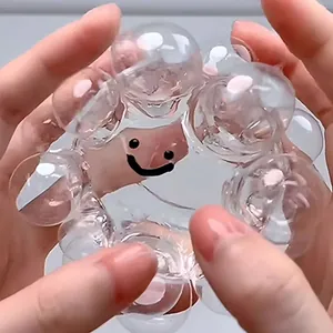 Gros plan d'une balle anti-stress à bulles de cristal avec un motif de visage souriant