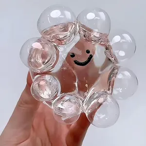 Gros plan d'un jouet anti-stress bulle de cristal transparent avec un petit sourire.