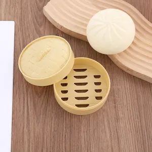 Vista dettagliata di un grande giocattolo a forma di panino con cestello per vapore su legno.