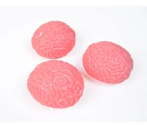 Detailansicht realistischer rosa Gehirn-Anti-Stress-Spielzeuge auf weißem Grund.